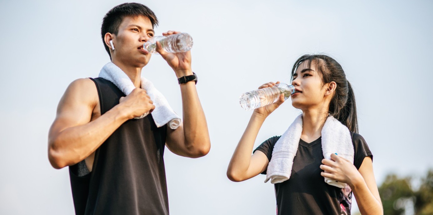 夏季補水該喝什麼？白開水、運動飲料還是電解水？